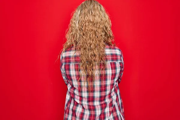 Jonge Mooie Blonde Vrouw Dragen Casual Shirt Staan Geïsoleerde Rode — Stockfoto