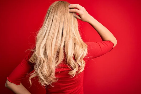 Jong Mooi Blond Vrouw Dragen Casual Shirt Staan Geïsoleerde Rood — Stockfoto