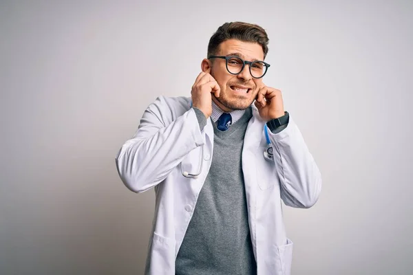 Giovane Medico Con Gli Occhi Azzurri Che Indossa Cappotto Medico — Foto Stock