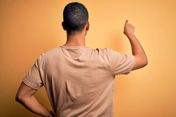 Junger Gutaussehender Afrikanisch Amerikanischer Mann Lässigem Shirt Vor Gelbem Hintergrund — Stockfoto