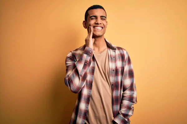 Jeune Bel Homme Afro Américain Portant Une Chemise Décontractée Debout — Photo