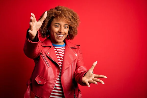 Joven Hermosa Afroamericana Afro Mujer Con Pelo Rizado Con Chaqueta —  Fotos de Stock