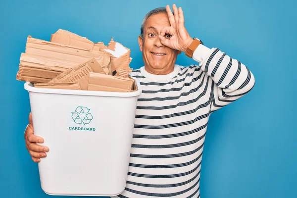 Senior Homem Reciclagem Segurando Lata Lixo Com Papelão Para Reciclar — Fotografia de Stock