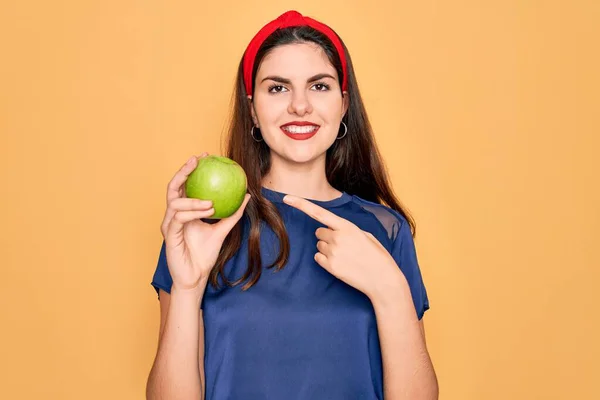 Młoda Piękna Dziewczyna Jedzenie Świeże Organiczne Zdrowe Zielone Jabłko Żółtym — Zdjęcie stockowe