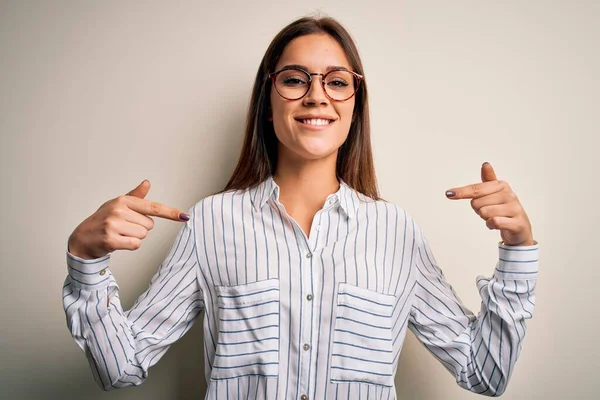 Ung Vacker Brunett Kvinna Bär Casual Skjorta Och Glasögon Över — Stockfoto