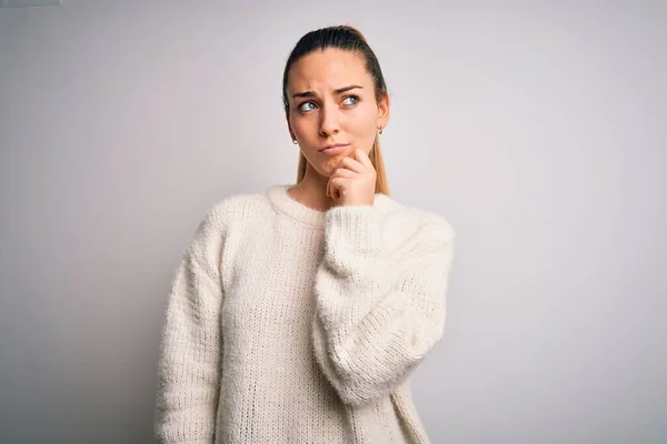 Jonge Mooie Blonde Vrouw Met Blauwe Ogen Dragen Casual Trui — Stockfoto