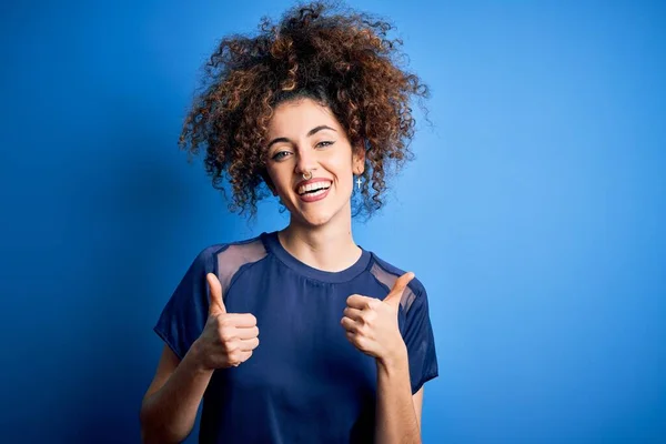 Jonge Mooie Vrouw Met Krullend Haar Piercing Dragen Casual Blauw — Stockfoto