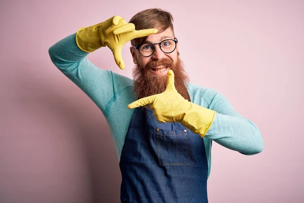 Irish Redhead Housekeeping Man Beard Wearing Apron Washing Gloves Smiling — Stock Photo, Image