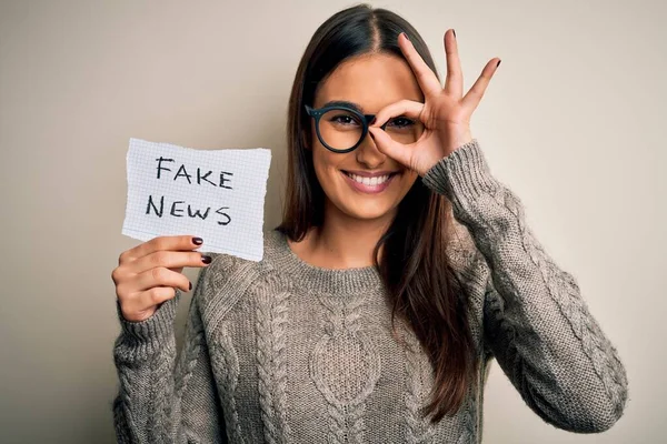 Jovem Bela Mulher Morena Usando Óculos Segurando Papel Com Mensagem — Fotografia de Stock