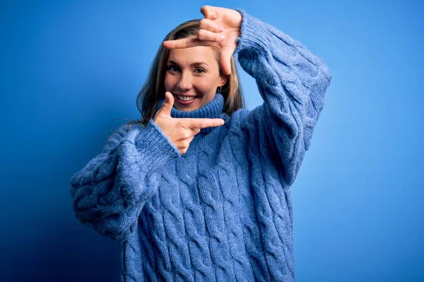 Young Beautiful Blonde Woman Wearing Casual Turtleneck Sweater Blue Background — Stock Photo, Image