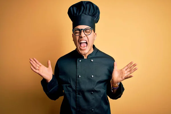 Joven Chef Brasileño Con Uniforme Cocina Sombrero Sobre Fondo Amarillo —  Fotos de Stock