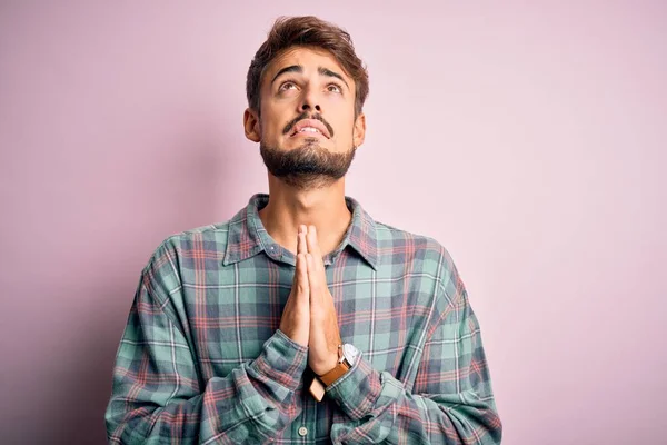 Joven Hombre Guapo Con Barba Vistiendo Camisa Casual Pie Sobre — Foto de Stock