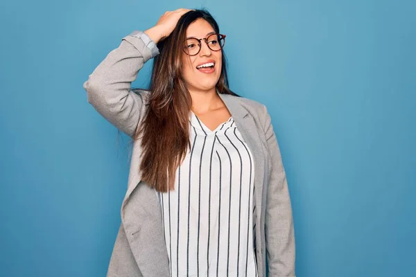 Jonge Latijns Amerikaanse Zakenvrouw Met Een Bril Blauwe Geïsoleerde Achtergrond — Stockfoto