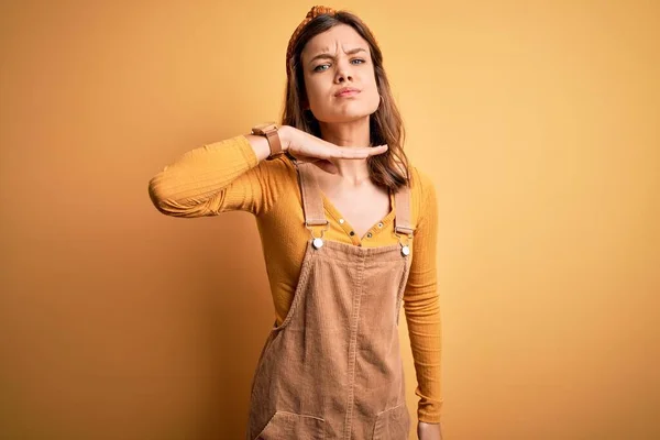 Jovem Linda Garota Loira Vestindo Geral Sobre Amarelo Isolado Fundo — Fotografia de Stock