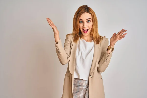 Roodharige Blanke Zakenvrouw Staat Geïsoleerde Achtergrond Vieren Gek Verbaasd Voor — Stockfoto