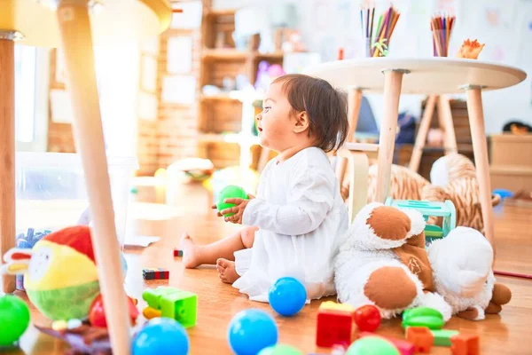 Schönes Kleinkind Freut Sich Kindergarten Über Buntes Spielzeug — Stockfoto