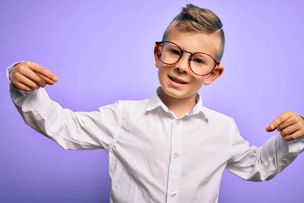 Kleines Kaukasisches Kind Mit Blauen Augen Brille Und Weißem Hemd — Stockfoto