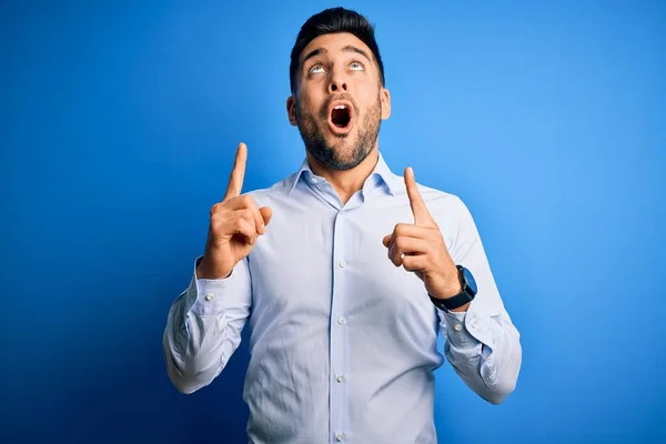 Jovem Homem Bonito Vestindo Camisa Elegante Sobre Fundo Azul Isolado — Fotografia de Stock