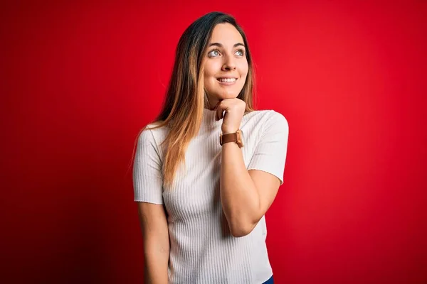 Hermosa Mujer Rubia Con Ojos Azules Con Camiseta Blanca Casual — Foto de Stock