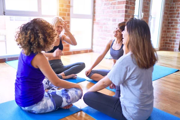 Jonge Mooie Groep Sportvrouwen Die Blij Yoga Beoefenen Zittend Mat — Stockfoto