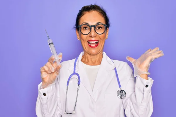 Středního Věku Senior Professional Doctor Woman Holding Syringe Medical Vaccine — Stock fotografie