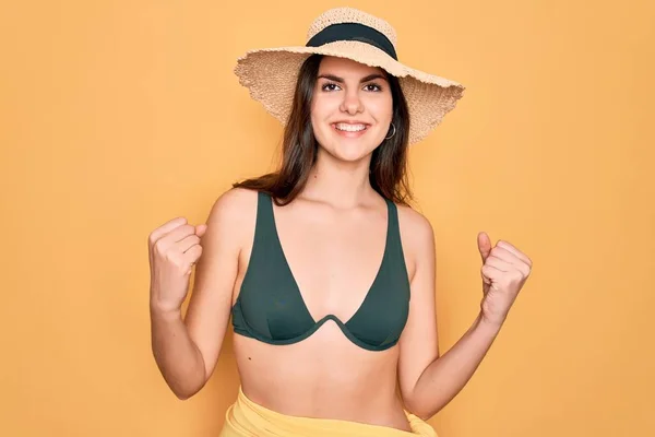 Menina Bonita Nova Vestindo Biquíni Swimwear Chapéu Sol Verão Sobre — Fotografia de Stock