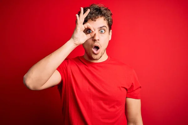 Ung Blond Stilig Man Med Lockigt Hår Bär Casual Shirt — Stockfoto