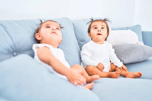 Güzel Bebek Mutlu Kızlar Ana Okulunda Kanepede Birlikte Oynuyorlar — Stok fotoğraf