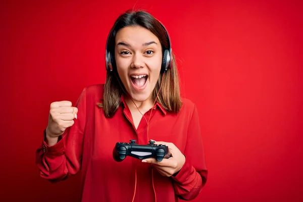 Jovem Bela Garota Morena Gamer Jogando Videogame Usando Joystick Fones — Fotografia de Stock