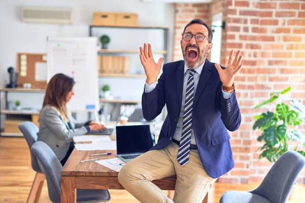 Gut Aussehender Geschäftsmann Mittleren Alters Mit Brille Sitzt Schreibtisch Büro — Stockfoto