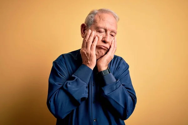 Grauhaariger Älterer Mann Lässigem Blauem Hemd Vor Gelbem Hintergrund Müde — Stockfoto
