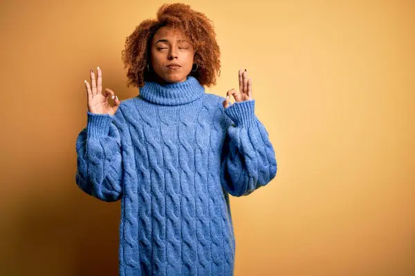 Joven Mujer Afro Afroamericana Hermosa Con Pelo Rizado Usando Suéter — Foto de Stock