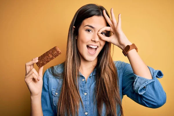 Mladá Krásná Dívka Drží Zdravé Proteinové Tyčinky Stojící Nad Izolované — Stock fotografie