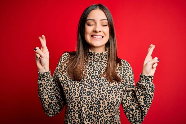 Giovane Bella Donna Bruna Indossa Maglione Casual Piedi Sopra Sfondo — Foto Stock