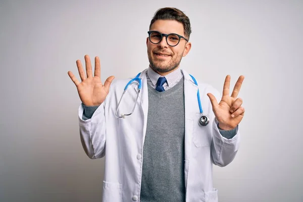 의사가 코트와 청진기를 착용하고 위에서 자신있고 행복하게 웃으면서 손가락 고개를 — 스톡 사진