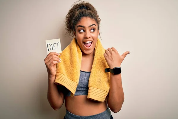 Ung Afrikansk Amerikansk Idrottskvinna Bär Handduk Innehav Påminnelse Med Diet — Stockfoto