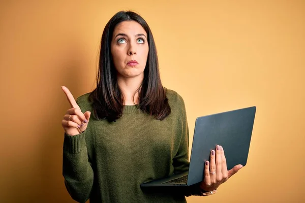 Jonge Brunette Vrouw Met Blauwe Ogen Werken Met Behulp Van — Stockfoto