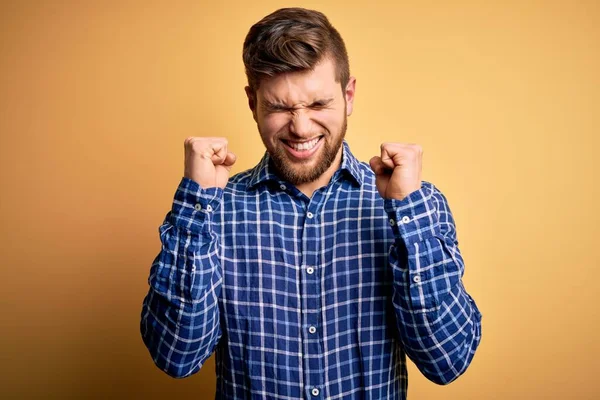 Young Blond Businessman Beard Blue Eyes Wearing Shirt Yellow Background — Stock Photo, Image