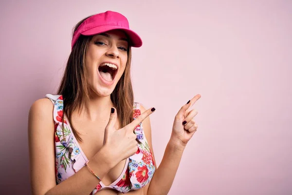 Joven Hermosa Morena Vacaciones Con Bikini Gorra Sobre Fondo Rosa —  Fotos de Stock