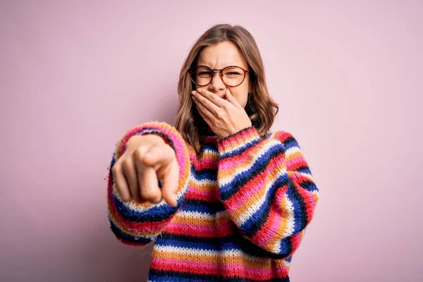 Jong Mooi Blond Meisje Dragen Bril Casual Trui Roze Geïsoleerde — Stockfoto