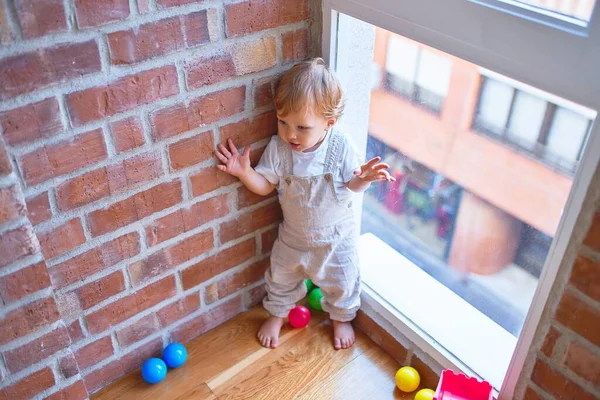 Entzückendes Blondes Kleinkind Spielt Kindergarten Jede Menge Spielzeug — Stockfoto