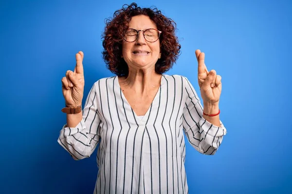 Middelbare Leeftijd Mooie Krullend Haar Vrouw Dragen Casual Gestreept Shirt — Stockfoto