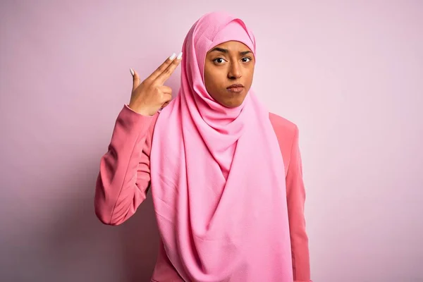 Junge Afroamerikanische Afro Frau Trägt Muslimischen Hijab Vor Isoliertem Rosafarbenem — Stockfoto