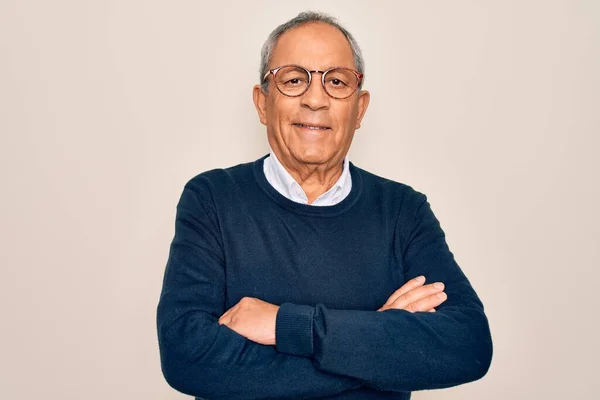 Hombre Mayor Guapo Pelo Gris Con Suéter Gafas Sobre Fondo —  Fotos de Stock