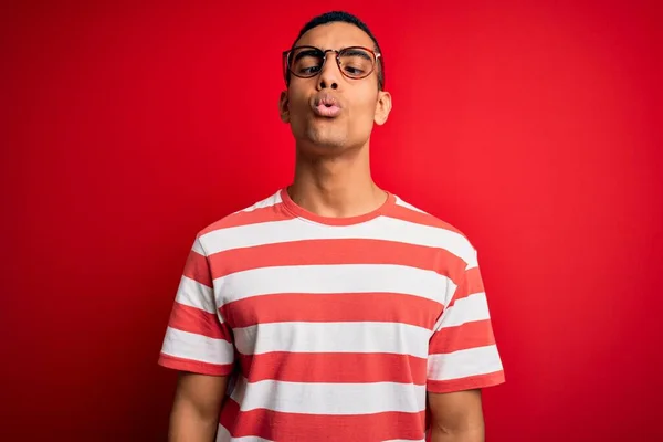 Jonge Knappe Afro Amerikaanse Man Met Een Casual Gestreept Shirt — Stockfoto