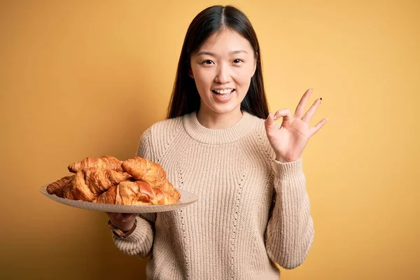 Joven Mujer Asiática Sosteniendo Croissant Pastelería Francesa Sobre Fondo Aislado —  Fotos de Stock