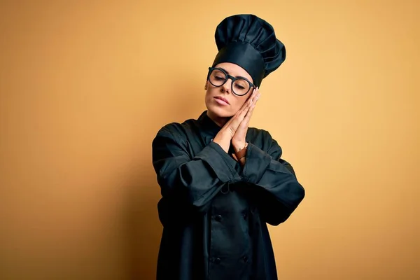 Jovem Bela Mulher Chef Morena Vestindo Uniforme Fogão Chapéu Sobre — Fotografia de Stock