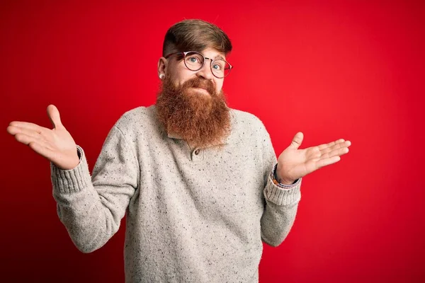 Guapo Pelirrojo Irlandés Con Barba Vistiendo Suéter Casual Gafas Sobre —  Fotos de Stock
