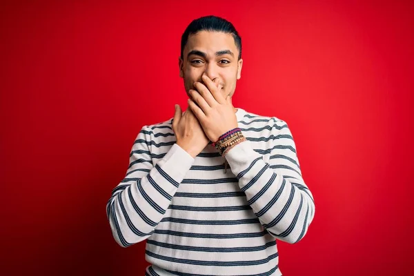 Ung Brasiliansk Man Bär Casual Randig Shirt Stående Över Isolerad — Stockfoto