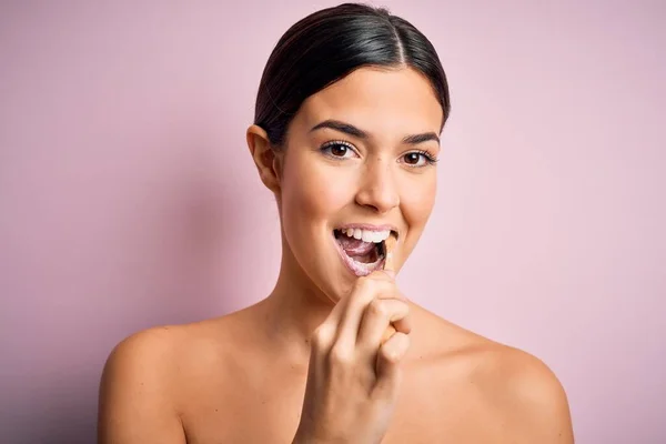 Joven Hermosa Morena Cepillándose Los Dientes Usando Cepillo Dientes Pasta —  Fotos de Stock